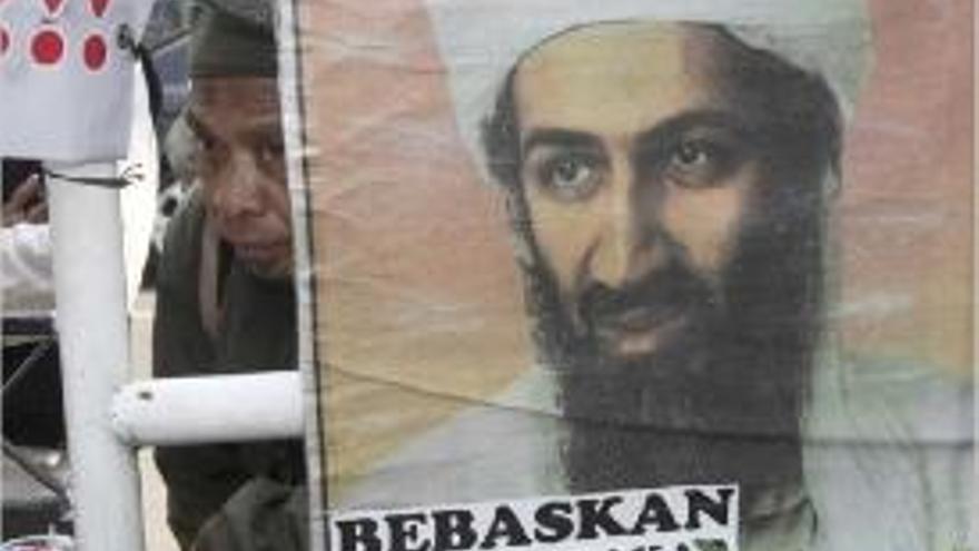 Cartell amb la cara de Bin laden en una protesta a Indonèsia.