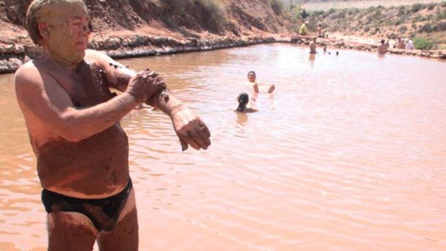 Los bañistas aseguran que tras embadurnarse con las arcillas su problemas de salud desaparecen.