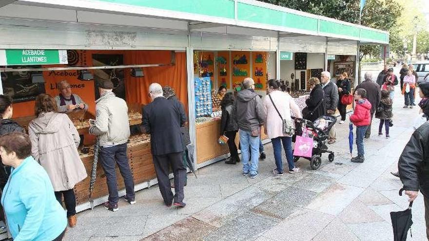 La feria de artesanía, ayer, en la jornada inaugural. // Iñaki Osorio