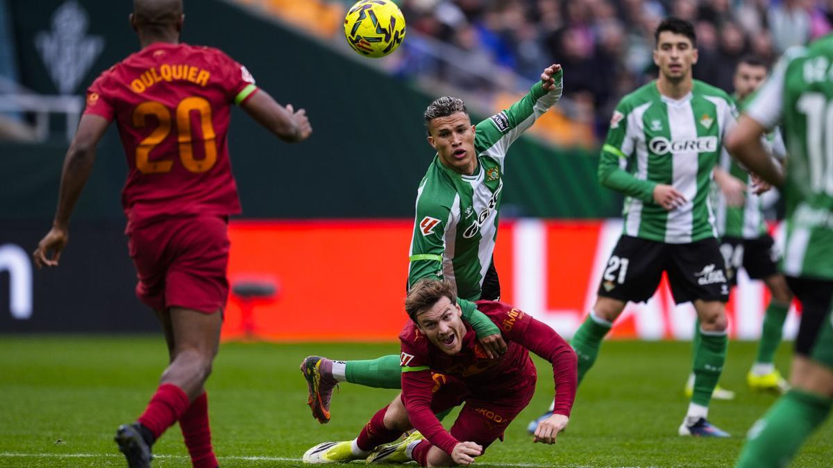 Nelson Deossa of Real Betis and Lucas Beltran of Valencia CF in action during the Spanish league, LaLiga EA Sports, football match played between Real Betis and Valencia CF at La Cartuja stadium on February 1, 2026, in Sevilla, Spain. AFP7 01/02/2026 ONLY FOR USE IN SPAIN. Joaquin Corchero / AFP7 / Europa Press;2026;SPORT;ZSPORT;SOCCER;ZSOCCER;Real Betis v Valencia CF - LaLiga EA Sports;