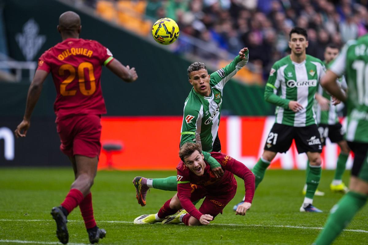 Nelson Deossa of Real Betis and Lucas Beltran of Valencia CF in action during the Spanish league, LaLiga EA Sports, football match played between Real Betis and Valencia CF at La Cartuja stadium on February 1, 2026, in Sevilla, Spain. AFP7 01/02/2026 ONLY FOR USE IN SPAIN. Joaquin Corchero / AFP7 / Europa Press;2026;SPORT;ZSPORT;SOCCER;ZSOCCER;Real Betis v Valencia CF - LaLiga EA Sports;