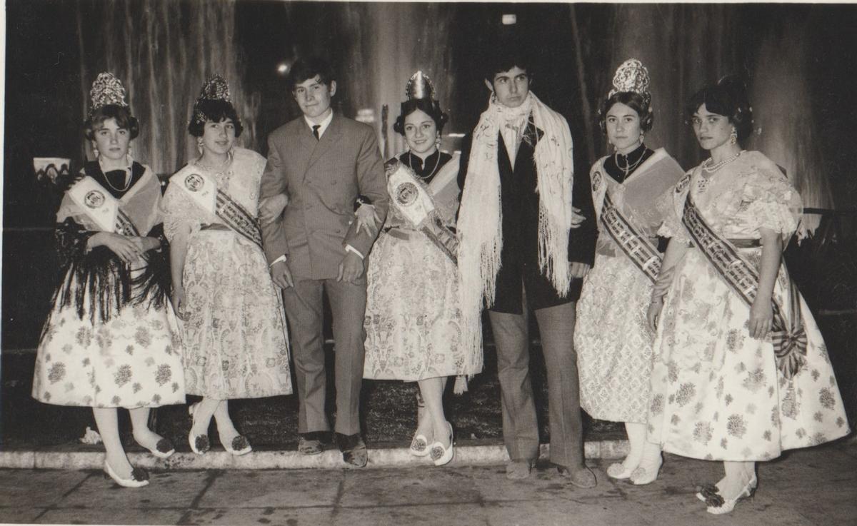 De izq a derecha: Rosa Zamorano; Merche Dasí Cuñat; Sebastiçan; Pilar Cardo Mora (fallera mayor en 1968 de la falla del bar Mallorca); Pablo Cano; Susi Quiñolero Vidal y Carmen Segura. (Cedida por Quiñolero)