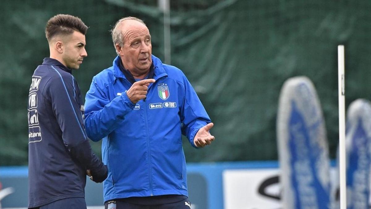 Ventura conversa con El Shaarawy durante el entrenamiento de Italia