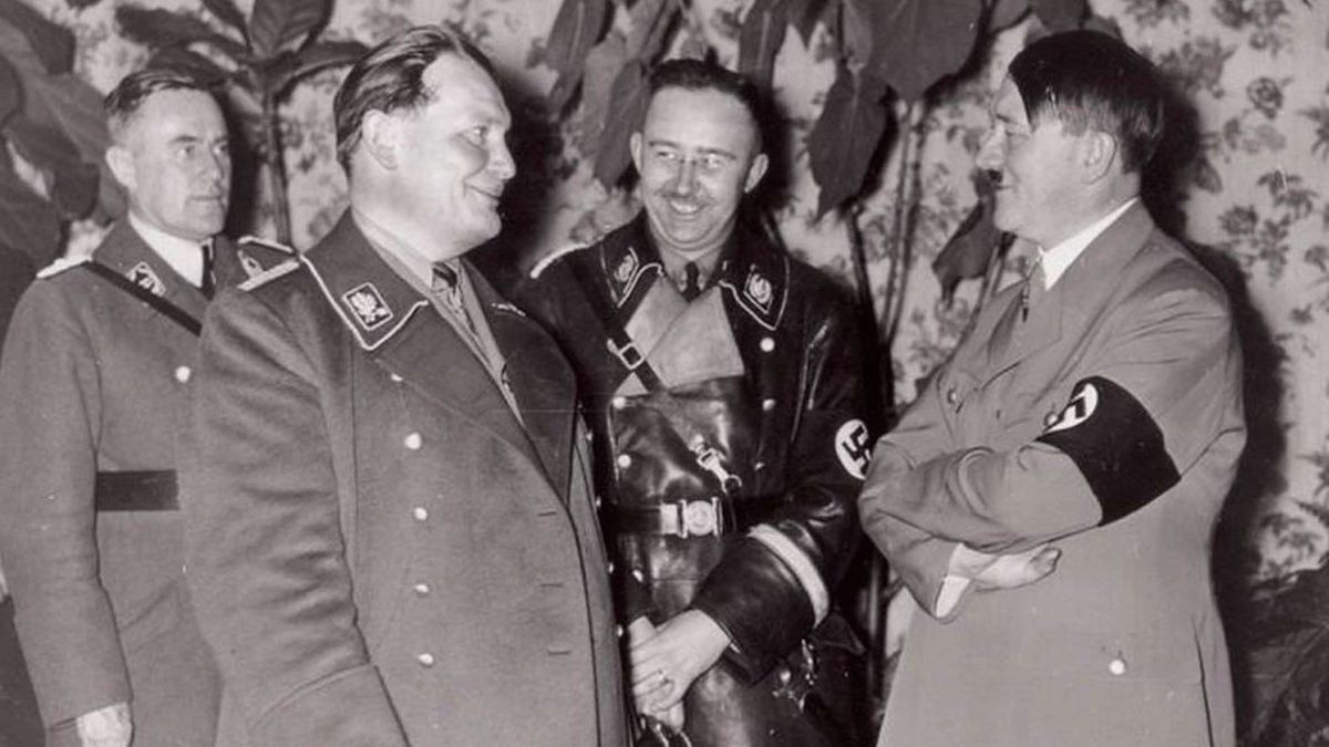 Hermann Göring y Heinrich Himmler (centro) junto a un Adolf Hitler de brazos cruzados.