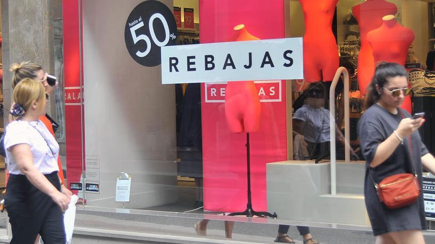 Rebajas en un establecimiento de Elche