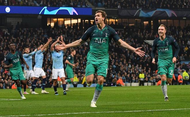 Fernando Llorente (C) celebra el tercer gol de su equipo durante el partido de la Liga de Campeones de la UEFA entre Manchester City y Tottenham Hotspur en el Etihad Stadium en Manchester, en el noroeste de Inglaterra.