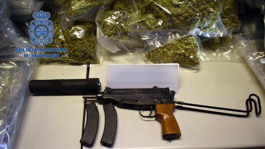 Dos detenidos e intervenidos 88 kilos de marihuana y una pistola automática en Elche