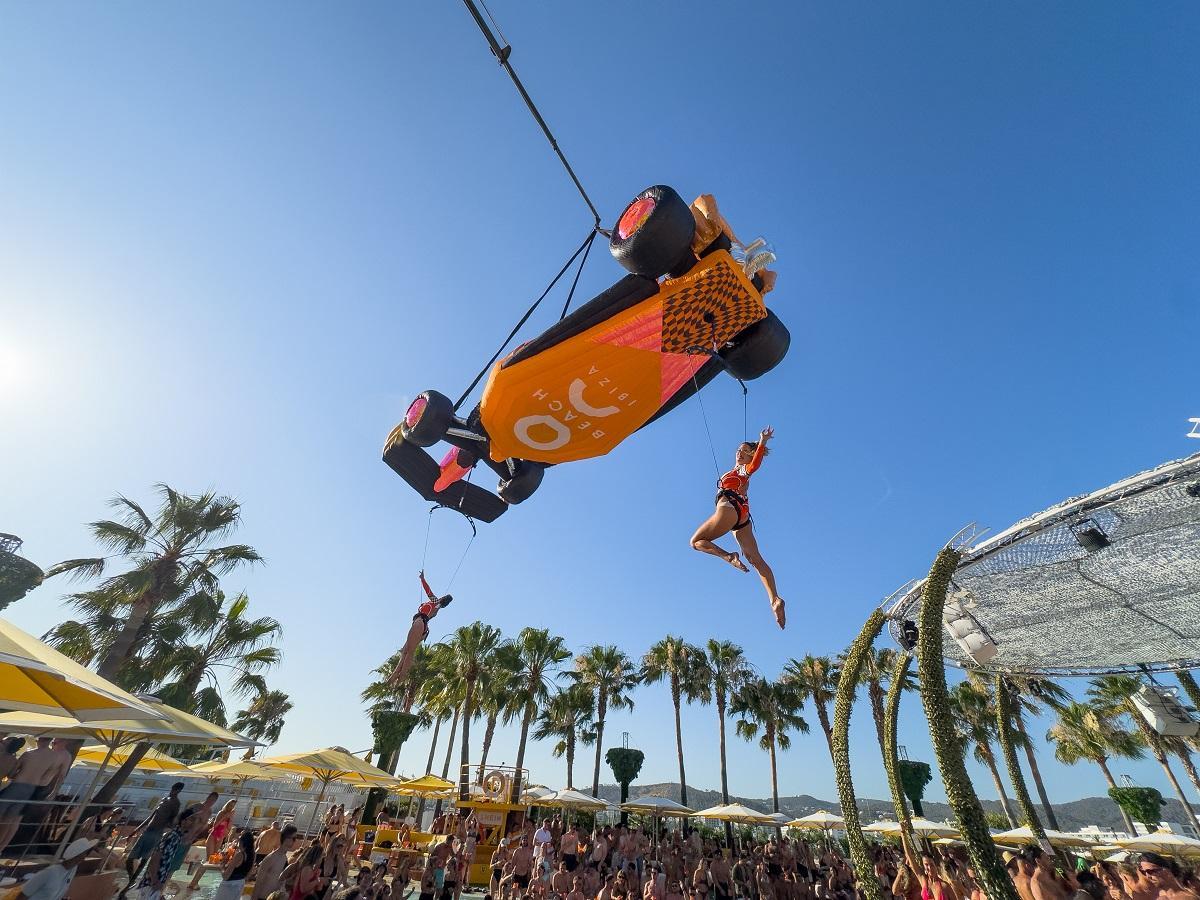 La programación de O Beach Ibiza combina los clásicos que el público adora con nuevos conceptos musicales y producciones inmersivas.