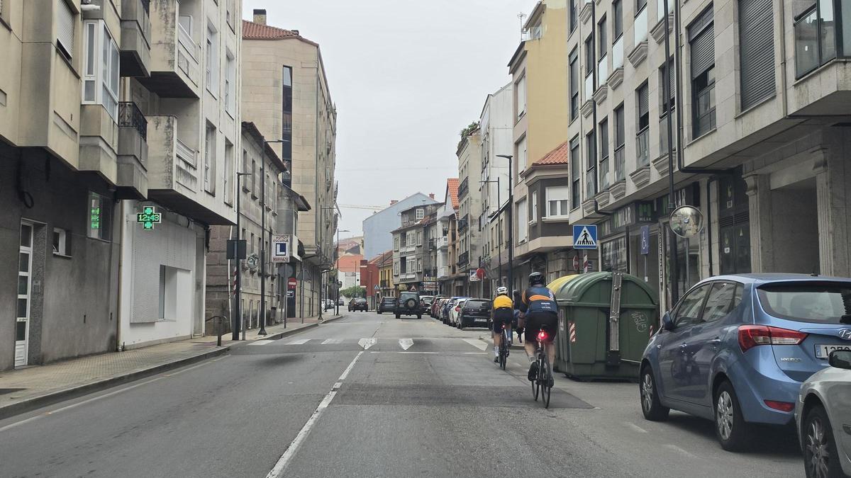 Ciclistas, este jueves, por la céntrica calle Ramón Cabanillas.