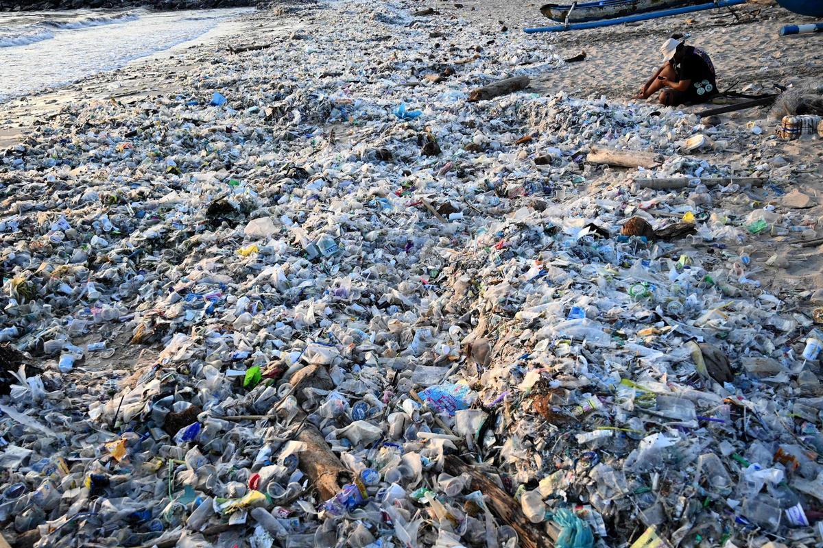 La basura se acumula en las playas de Bali tras la temporada de lluvias por la falta de gestión de residuos