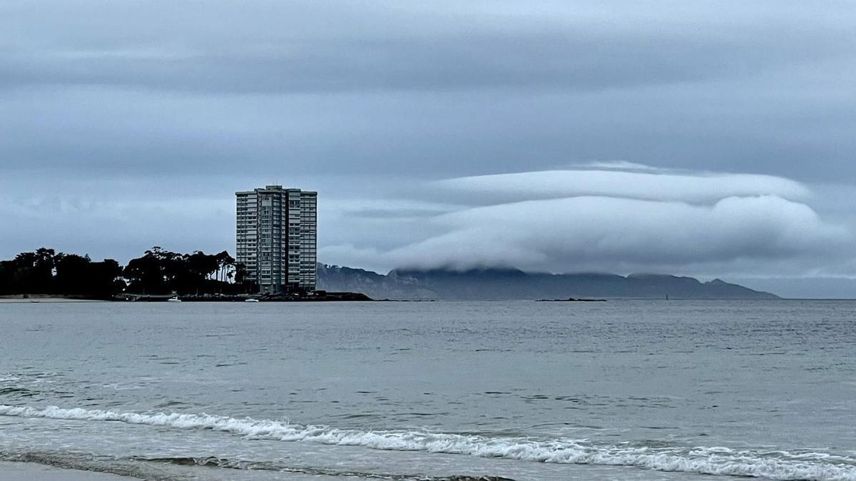 Nubes lenticulares sobre las Cíes captadas por @meteofans