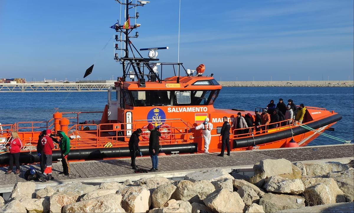 Los inmigrantes de la patera a su llegada al Puerto de Alicante.