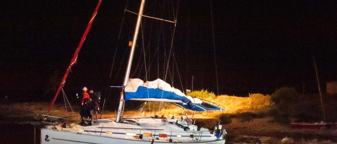 Ocho personas rescatadas de un velero varado en Formentera