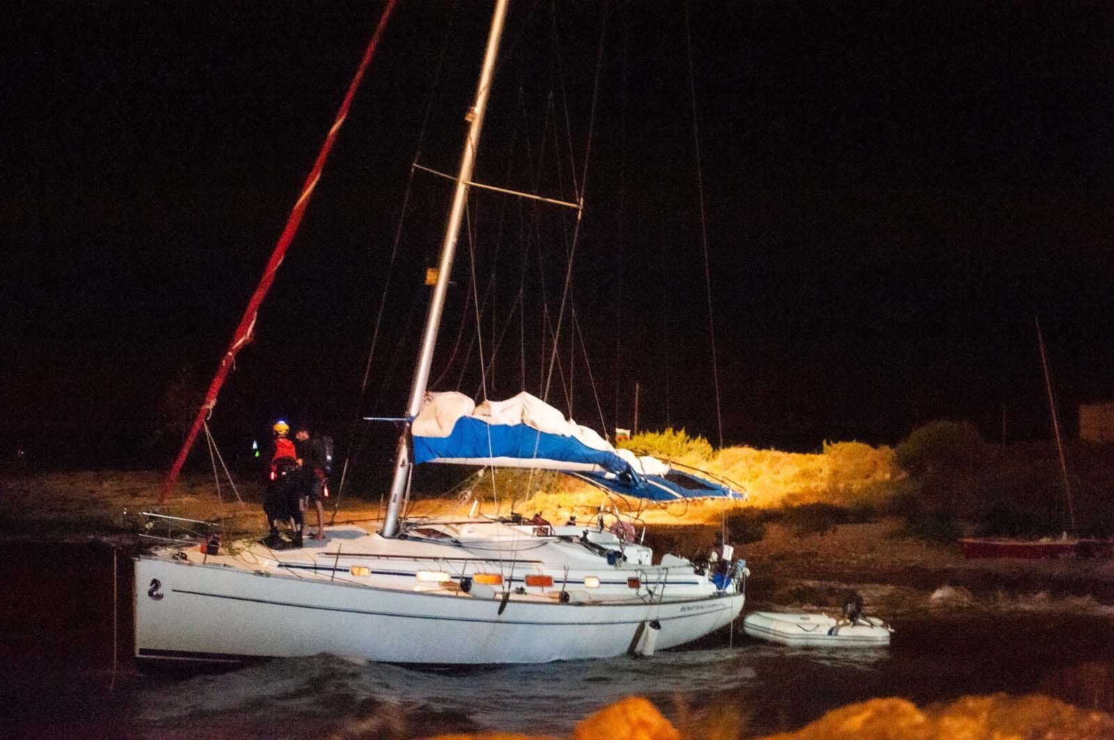 Un velero queda embarrancado en el puerto de la Savina en Formentera