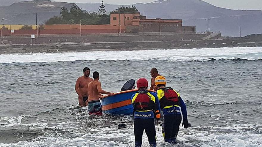 Un vecino de El Puertillo rescata a cinco bañistas en apuros por la corriente