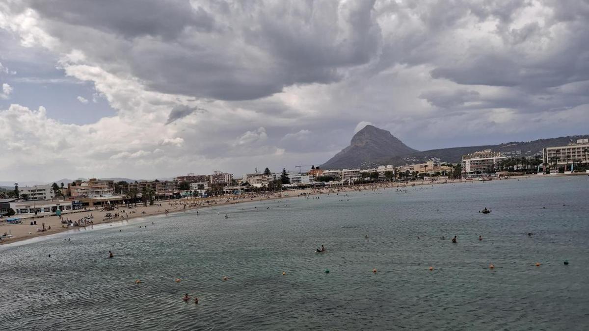 Los nubarrones sobre el Montgó y, en primer término, la playa del Arenal medio vacía