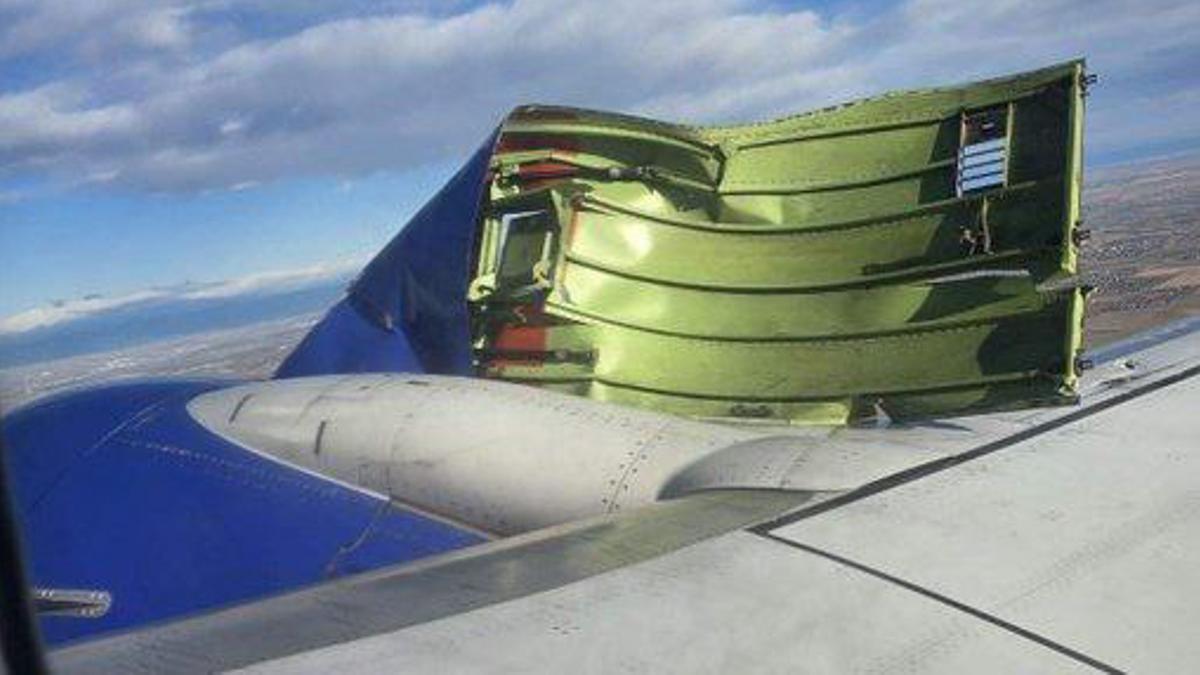 La cubierta del motor que se desprendió en el avión Boeing 737-800 de Southwest Airlines