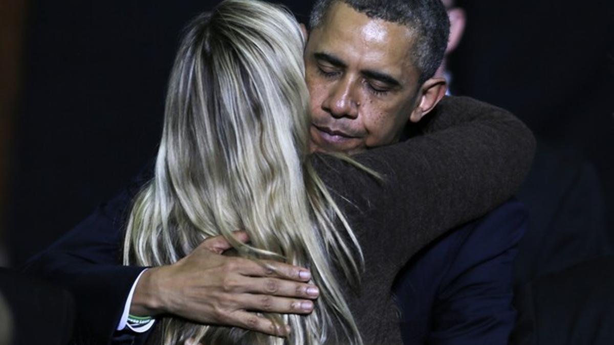 Barack Obama abraza a una familiar de una víctima de la matanza de Newtown, el lunes, en Hartford (Connecticut).