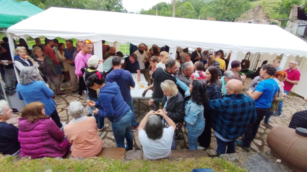 Concursos en La Torraya, en Sirviella, Onís.