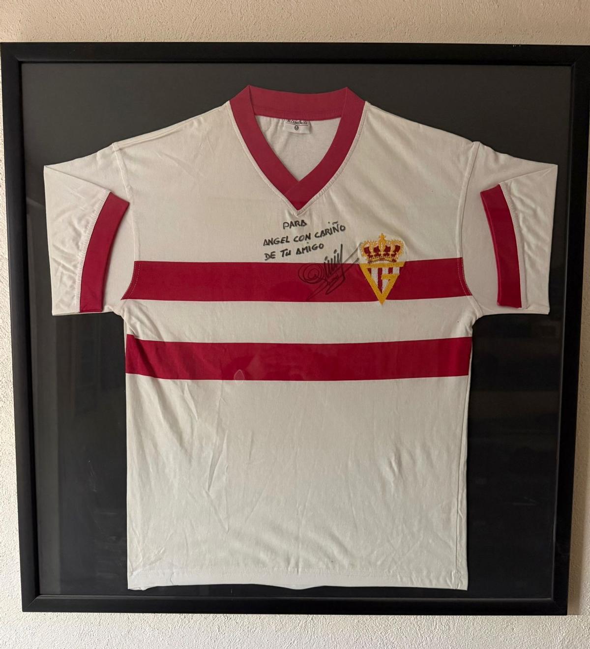 La camiseta que Quini le dedicó a José Ángel Rodríguez, el abuelo de Arturo.