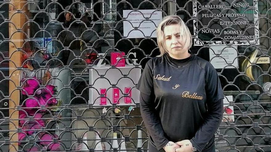 Zaida Gallego frente a su peluquería cerrada. // Santos Álvarez