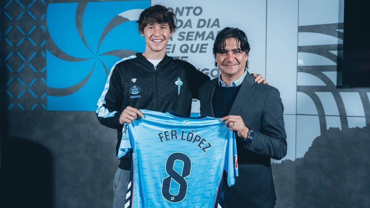 Fer López posa con Marco Garcés y con su elástica con el dorsal 8 que hereda de Beltrán y que llevará durante su periodo de cesión hasta el próximo mes de junio. / Celta