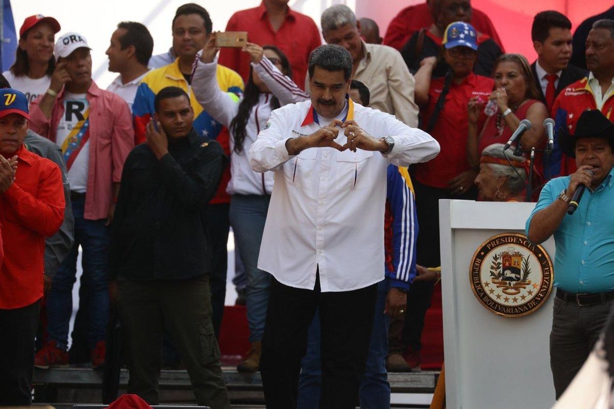 AME4365  CARACAS  VENEZUELA   20 05 2019 - El presidente de Venezuela  Nicolas Maduro  c   participa en un acto de gobierno este lunes  en Caracas  Venezuela   para celebrar el primer aniversario de las elecciones de Venezuela  de las que el presidente Nicolas Maduro se proclamo ganador  y que no han sido reconocidas por la comunidad internacional debido a supuestas irregularidades  EFE  Rayner Pena