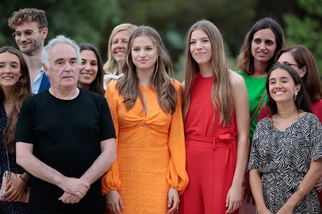 La princesa Leonor junto a su hermana y Ferran Adrià