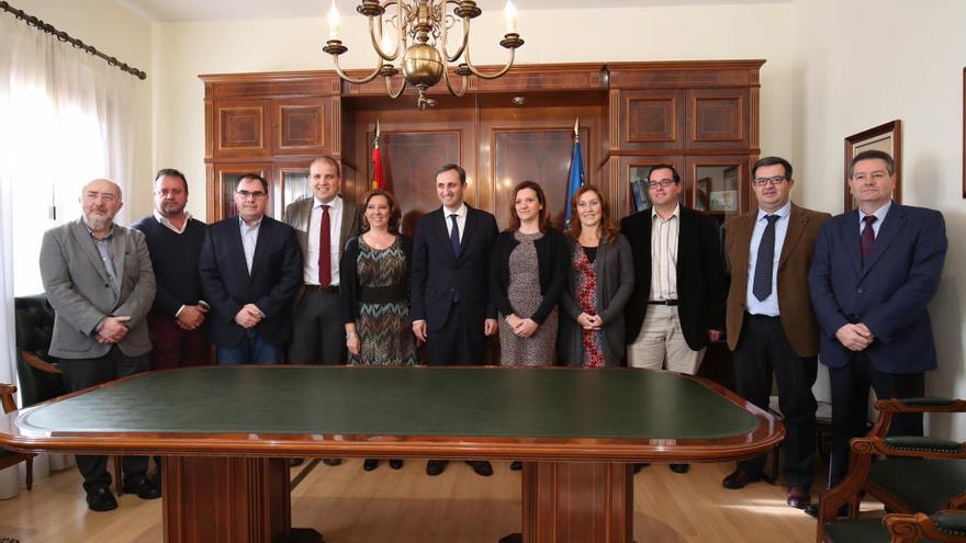 Foto de familia de PP, C&#039;s y los representantes de la Diputación