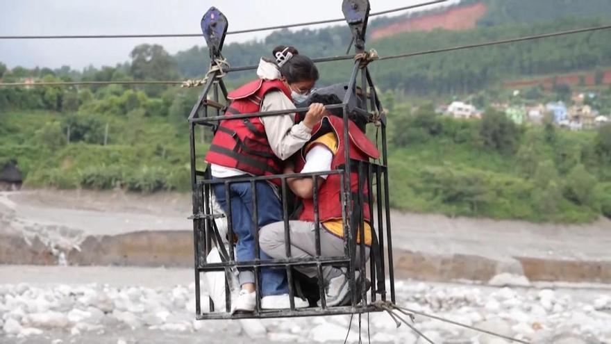Sie bauen eine improvisierte Seilbahn in Nepal nach den Überschwemmungen