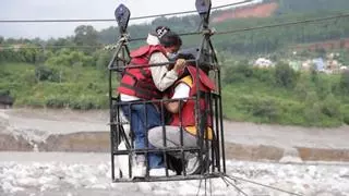 Construyen un teleférico improvisado en Nepal para moverse tras la riada