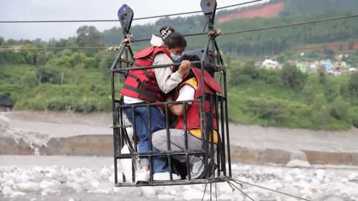 Construyen un teleférico improvisado en Nepal para moverse tras la riada