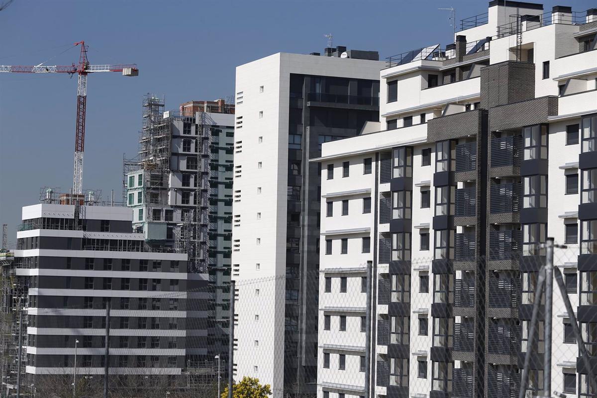 Un bloque de edificios en construcción.