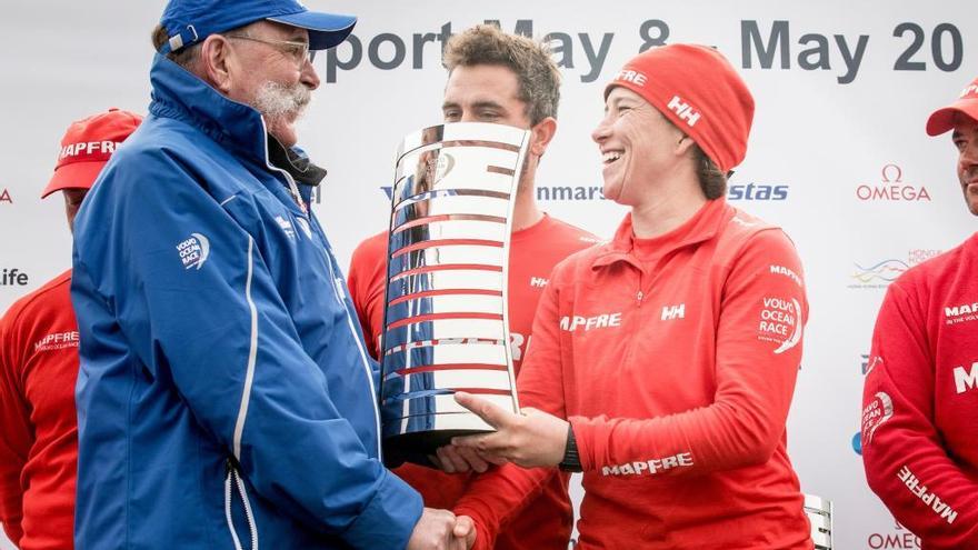 Echegoyen recibe el trofeo en la etapa de Newport. // M. Muiña