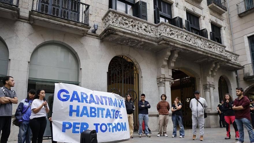 Vídeo |  Protesten contra l’Ajuntament de Girona pels desallotjaments de l’antiga Simon i la masia de Cal Gras