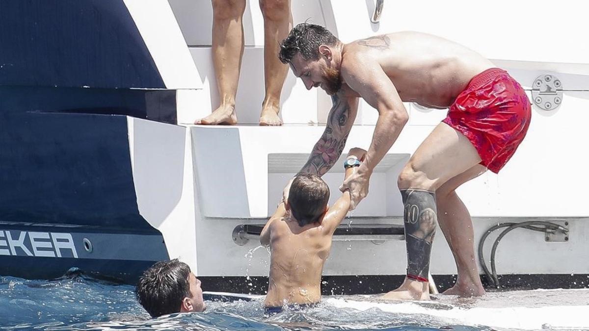 ecarrasco44361243 soccerplayer lionel messi and family on holidays in ibiza  o180717200832