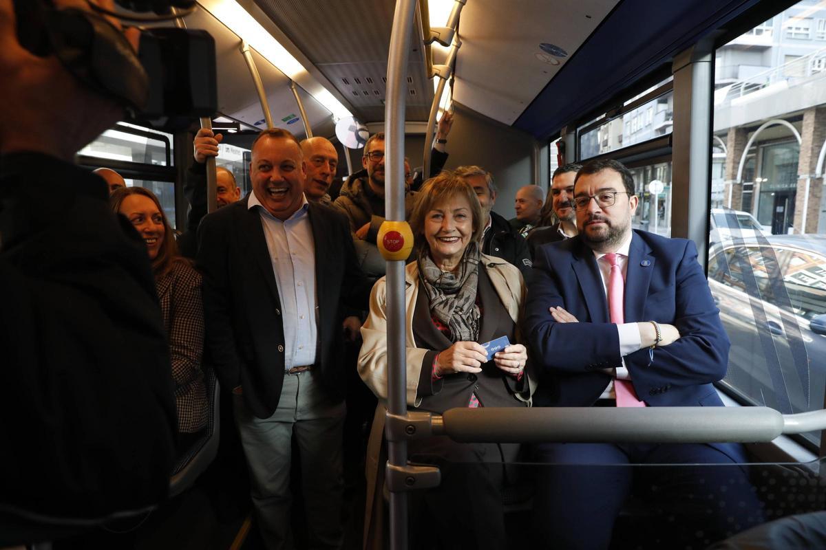 Viaje oficial en el HUSA Express al San Agustín de Adrián Barbón y Mariví Monteserín.