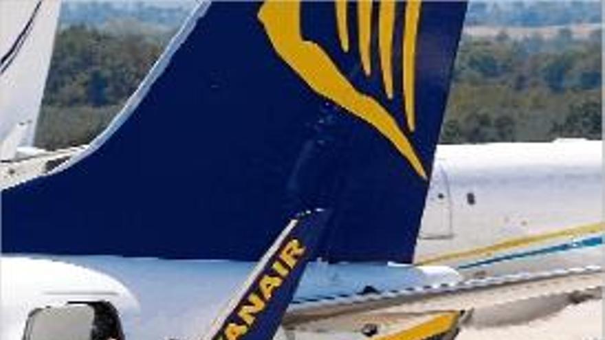 Passatgers a punt de pujar a un avió de Ryanair, en una imatge d&#039;arxiu.