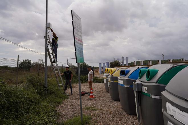 Galería: Sant Antoni instala cámaras para evitar los residuos incontrolados en los contenedores