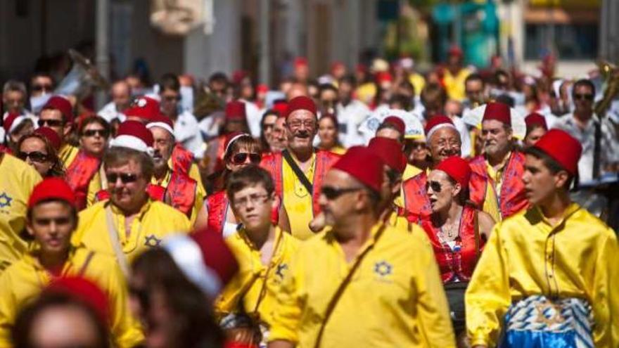 Las fiestas reunieron ayer en el centro de Mutxamel a miles de personas. f DAVID PERICH