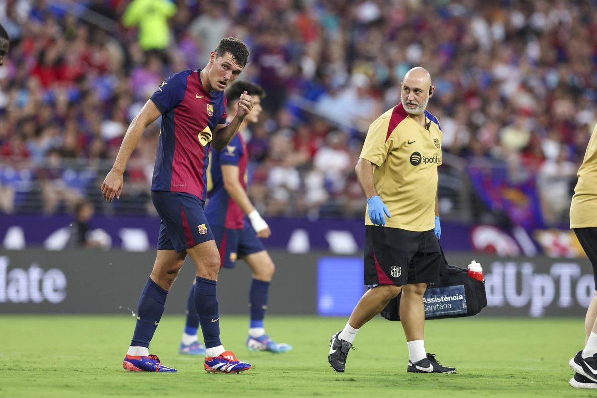 Christensen se retira del terreno de juego durante el FC Barcelona - AC Milan en la gira de USA