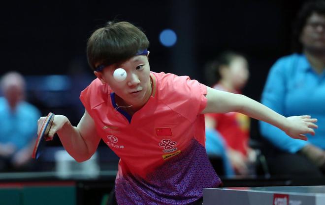 La china Wang Manyu devuelve el balón a la rumana Elizabeta Samara durante su partido individual femenino en el Campeonato Mundial de Tenis de Mesa de la ITTF en Budapest.