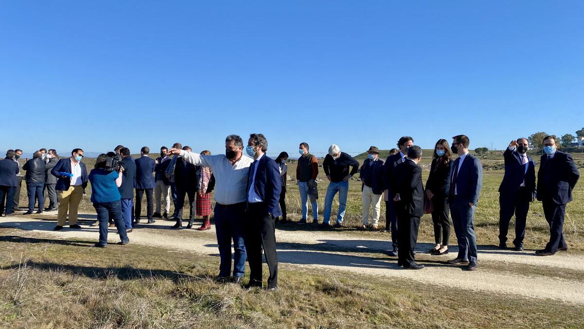 Diferentes autoridades visitando los terrenos donde se construirá la fábrica de diamantes.