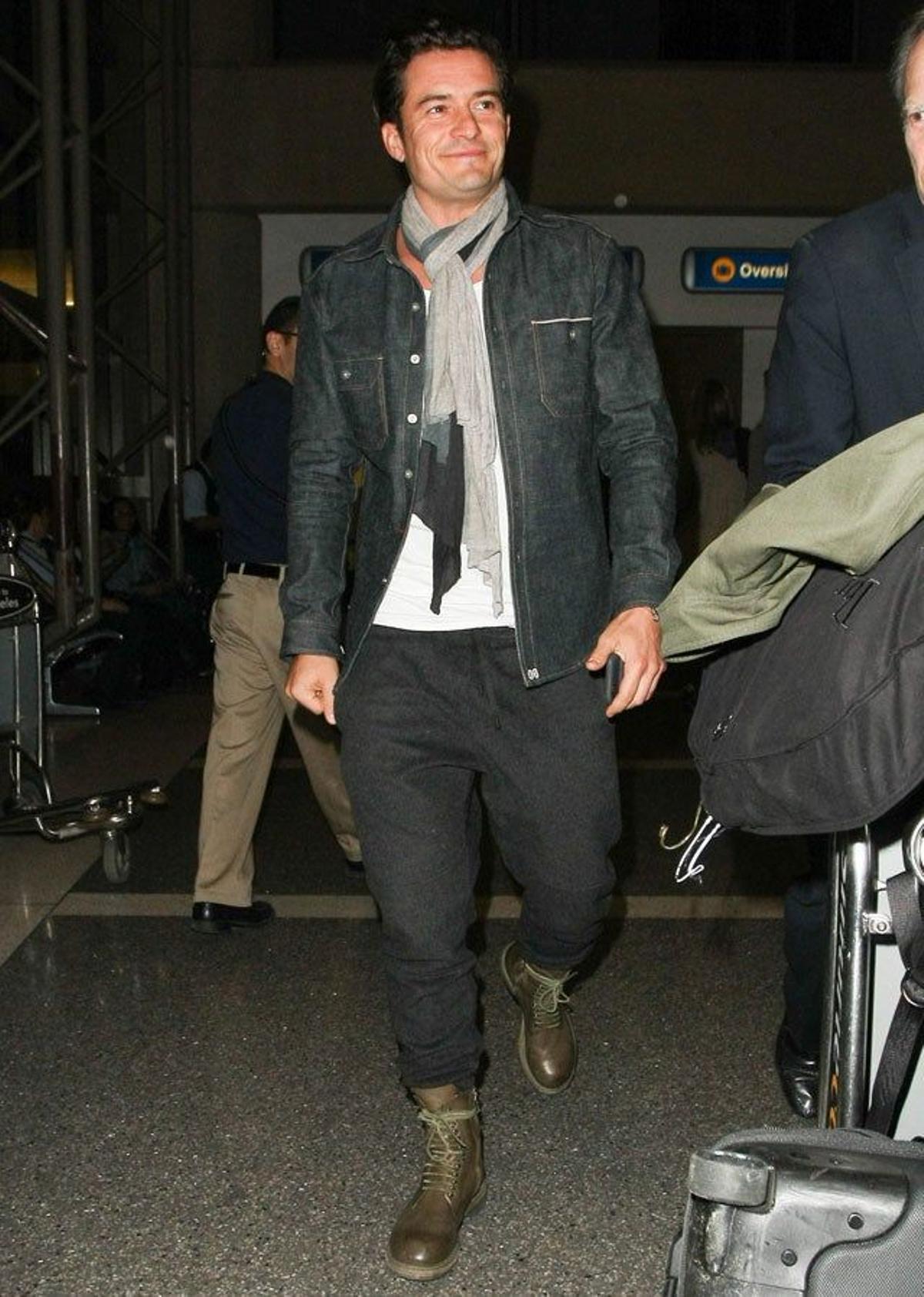 Orlando Bloom, muy sonriente a su llegada al aeropuerto de Los Ángeles