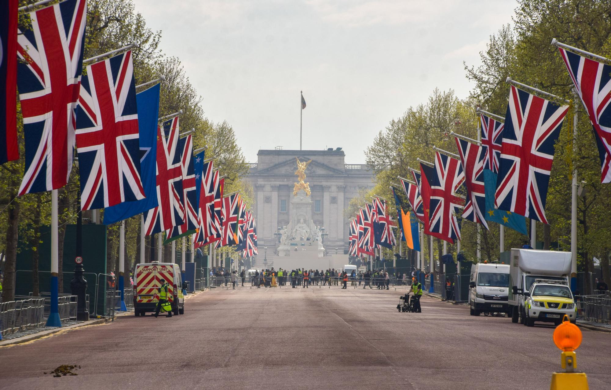 Banderas del Reino Unido y de los países de la Commonwealth decoran el Mall, con el Palacio de Buckingham, al fondo, días antes de la coronación de Carlos III.