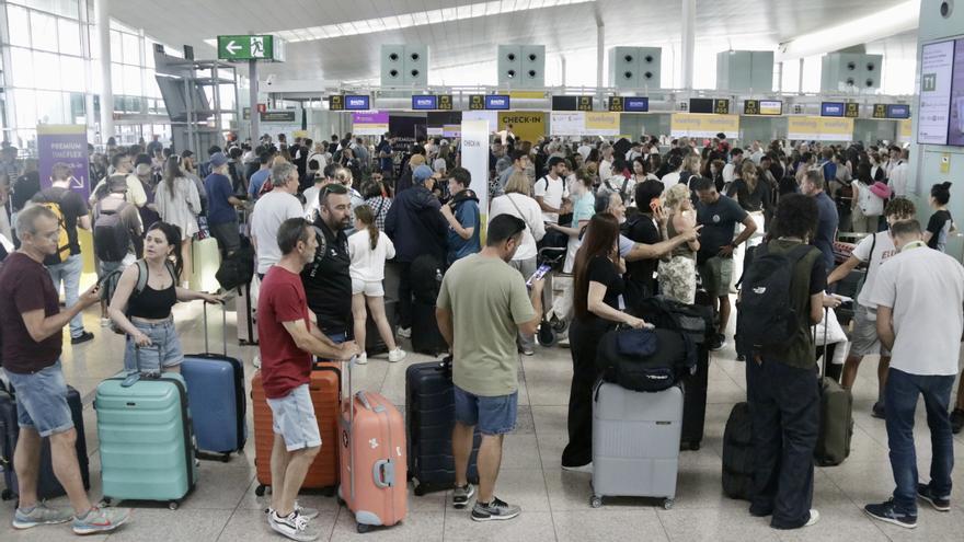 Els afectats per retards de més de cinc hores poder reclamar els diners i desistir del vol previst, segons Consum