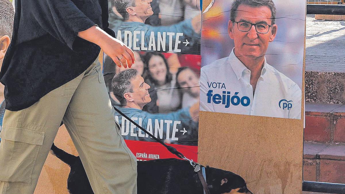 Wahlplakate („los carteles electorales“ ) für Premier Sánchez und Herausforderer Feijóo.