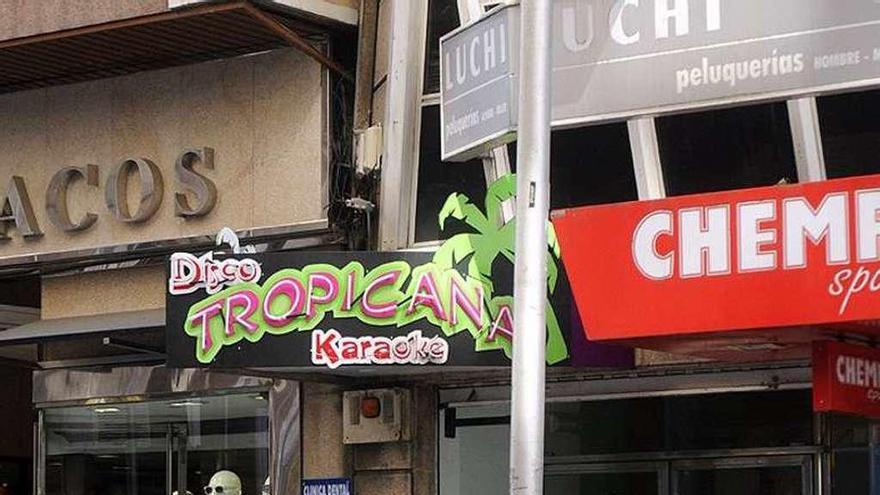 Acceso a la discoteca &quot;Tropicana&quot; desde Benito Corbal. // R. Vázquez