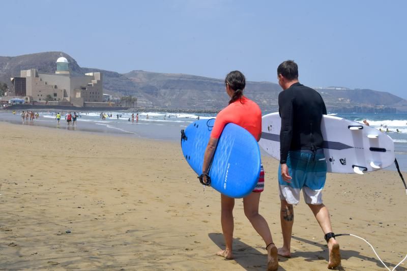 Surf en Las Canteras contra el calor