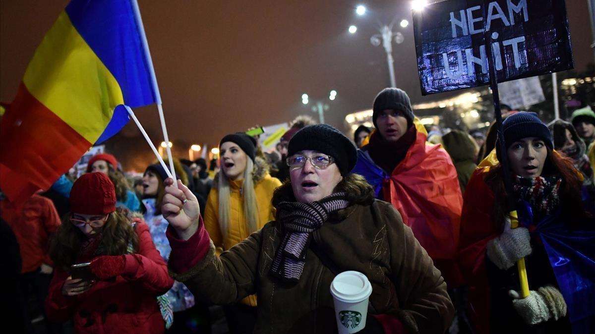 zentauroepp37267189 people shout slogans and wave romania s national flag as the180322133725